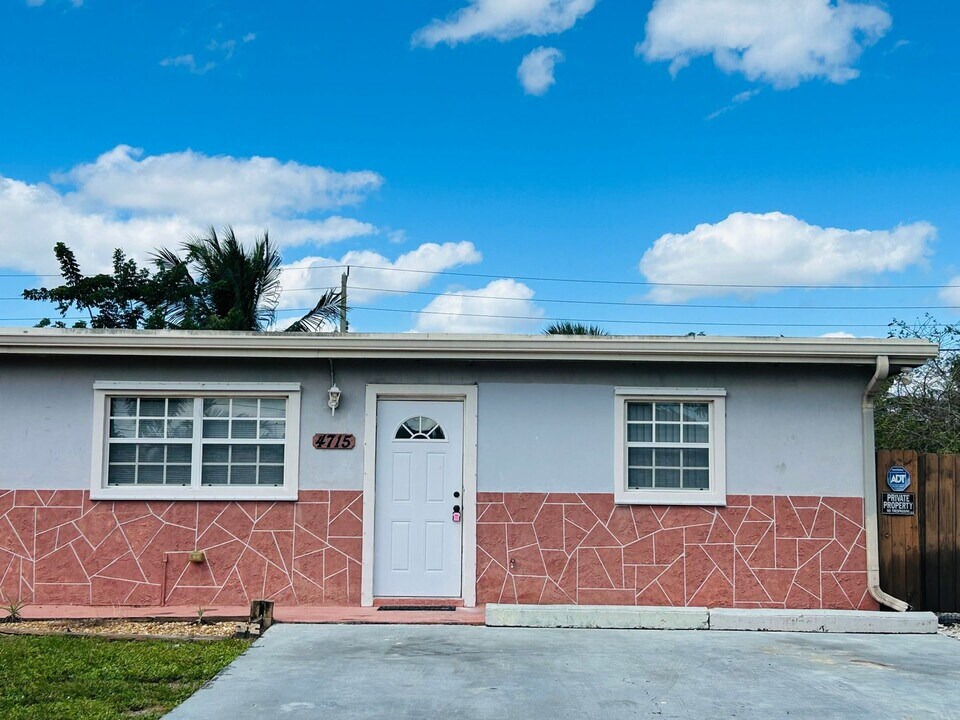 4715 Weymouth St in Greenacres, FL - Building Photo