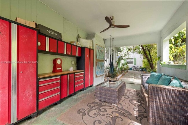 769 NW 10th St in Miami, FL - Foto de edificio - Building Photo