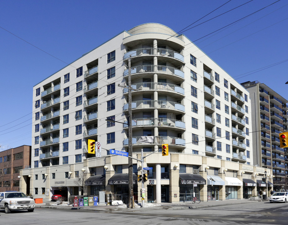 Hintonburg Place in Ottawa, ON - Building Photo