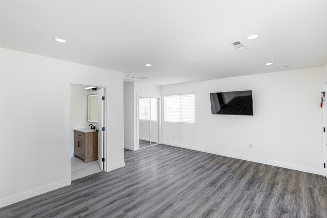 8143 Hinds Ave in North Hollywood, CA - Foto de edificio - Building Photo