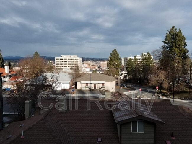 property at 904 W Lincoln Pl