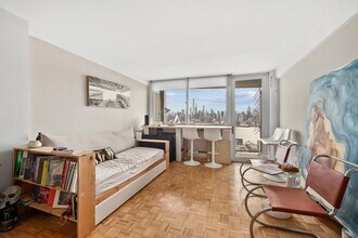 899 JFK Blvd E in Weehawken, NJ - Building Photo - Building Photo