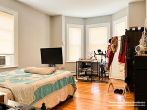 642 Moody St, Unit 2 in Waltham, MA - Foto de edificio - Building Photo