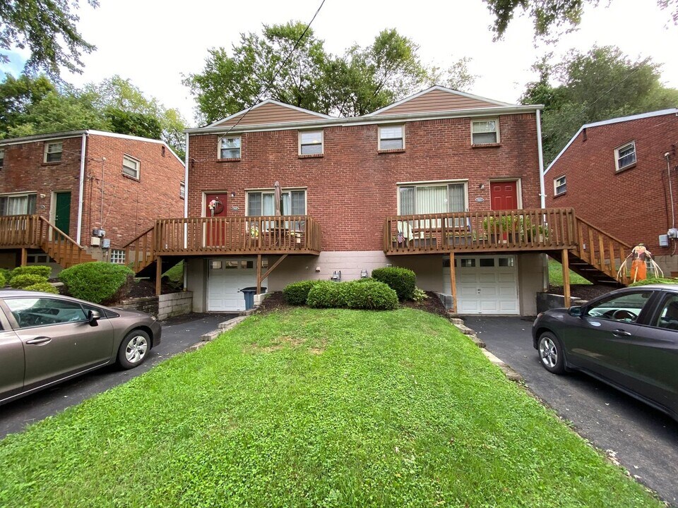 920 Sleepy Hollow Rd in Castle Shannon, PA - Building Photo