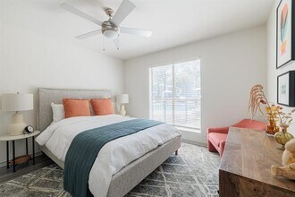 200 Hollow Tree Ln in Houston, TX - Building Photo - Building Photo