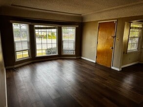 9610 Rosecrans Ave in Bellflower, CA - Building Photo - Building Photo