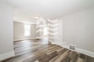 704 E Gift Ave in Peoria, IL - Foto de edificio - Building Photo