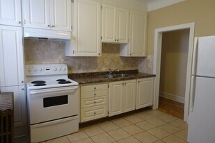 12 Barton St W in Hamilton, ON - Building Photo