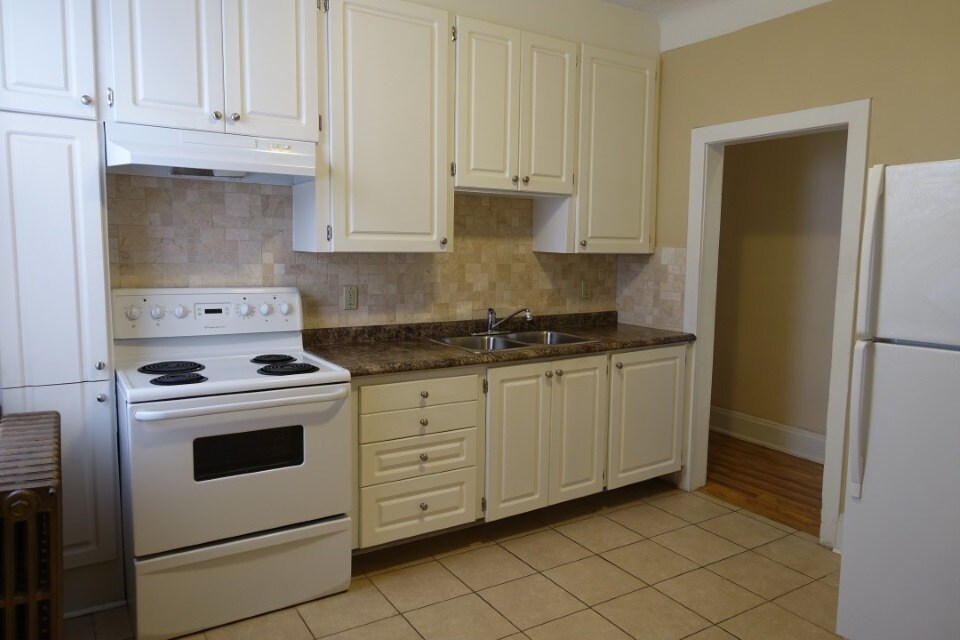 12 Barton St W in Hamilton, ON - Building Photo