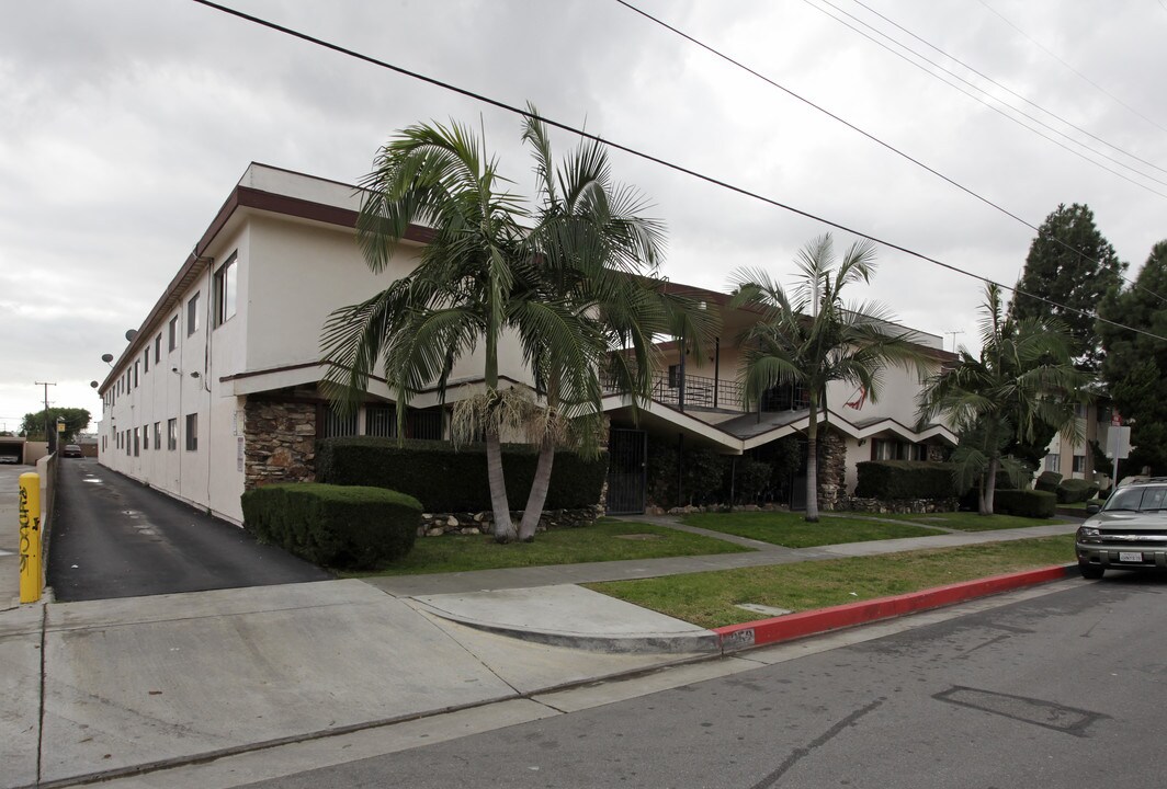 8252 Whitaker St in Buena Park, CA - Foto de edificio