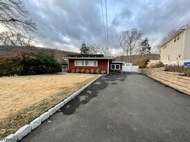 132 Lakeshore Dr in Oakland, NJ - Building Photo