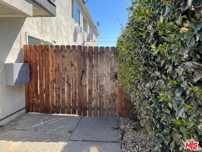 2210 S Sycamore Ave in Los Angeles, CA - Building Photo - Building Photo