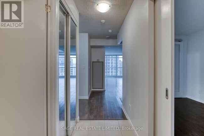 215 Fort York Blvd in Toronto, ON - Building Photo - Building Photo