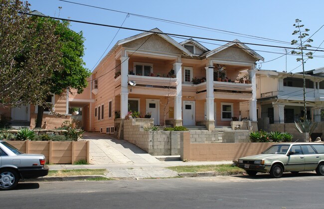 2649 San Marino St in Los Angeles, CA - Foto de edificio - Building Photo
