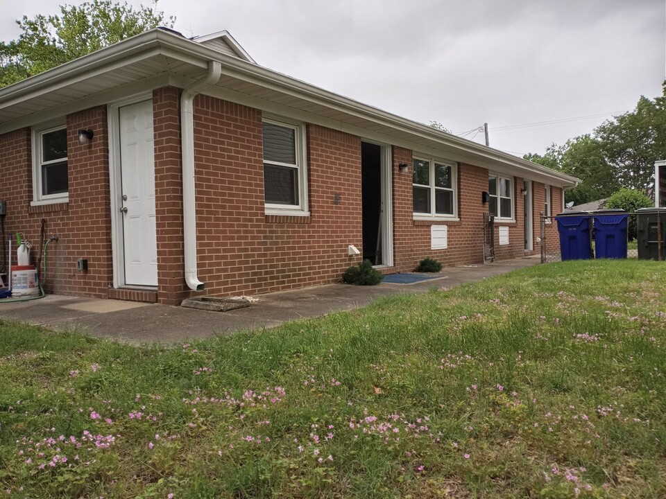 223 Woodview Ave in Norfolk, VA - Foto de edificio