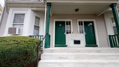 51 Robbins St in Waltham, MA - Building Photo - Building Photo