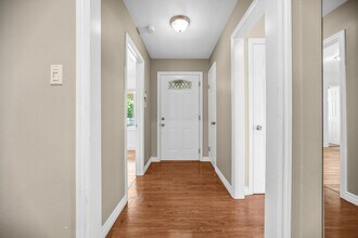 17220 Elkwood St in Van Nuys, CA - Foto de edificio - Building Photo