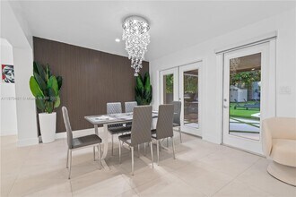 1440 NE 149th St in North Miami, FL - Foto de edificio - Building Photo