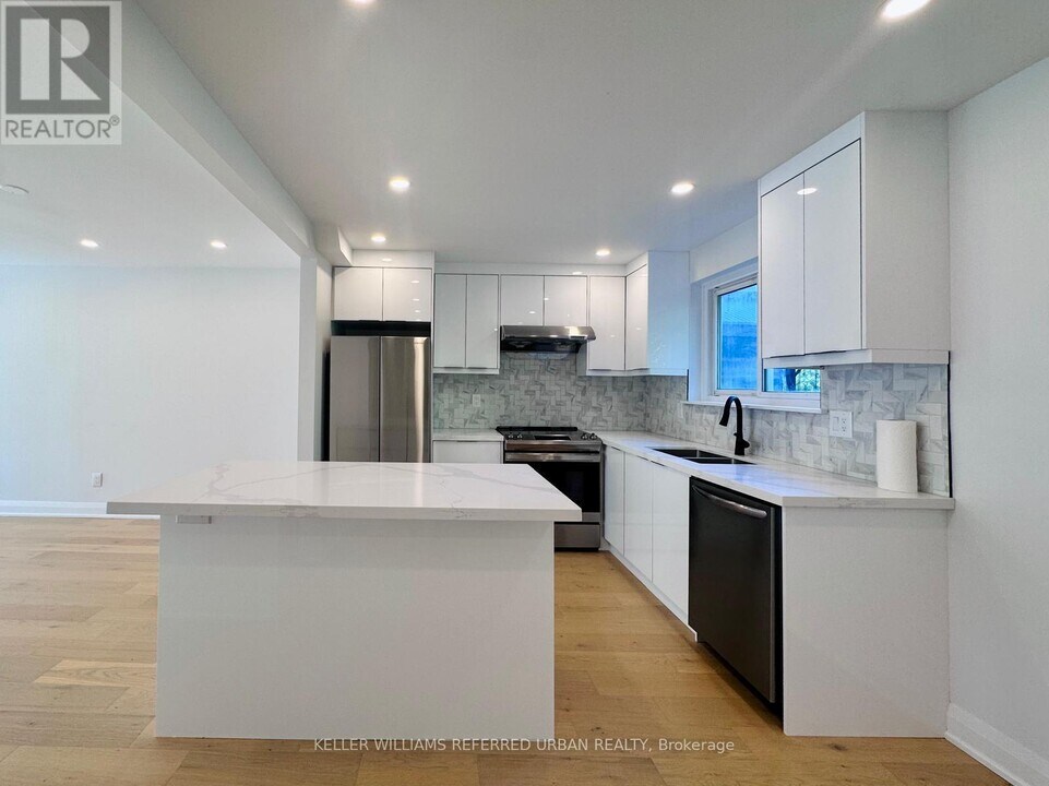 906 Marinet Crescent in Pickering, ON - Building Photo