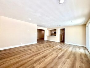 2013 Victoria in Fullerton, CA - Foto de edificio - Building Photo