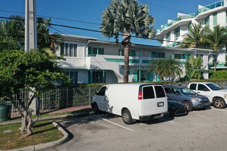 1990 Bay Dr in Miami Beach, FL - Foto de edificio - Building Photo