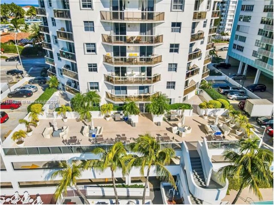 5880 Collins Ave, Unit 301 in Miami Beach, FL - Building Photo