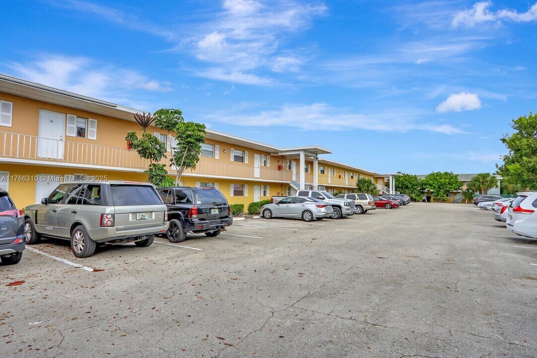 1501 Crescent Cir in Lake Park, FL - Building Photo