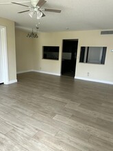 726 Sunny Pine Way in Greenacres, FL - Foto de edificio - Building Photo