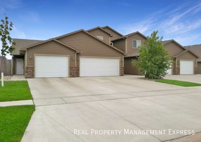 3 Bedroom 2 Bathroom Townhome w/ a Double Stall Attached Garage in SW Sioux Falls, Unit 3600-2 in Sioux Falls, SD - Building Photo - Building Photo