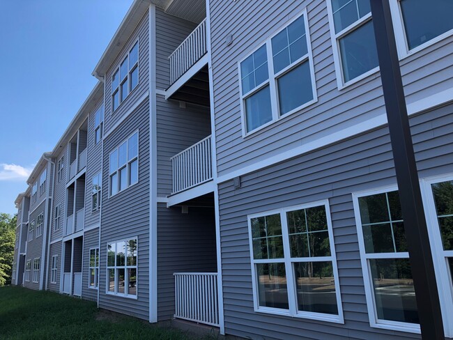 West Woods Place Apartments in Hamden, CT - Foto de edificio - Building Photo