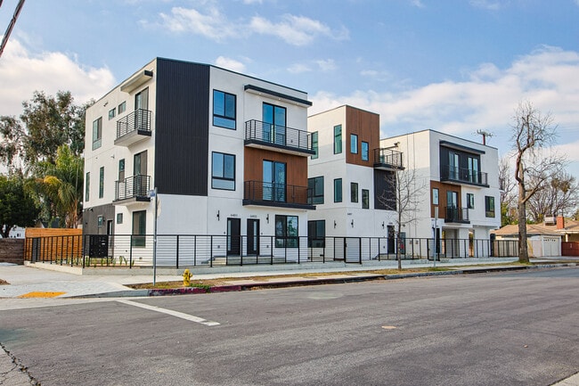 6405 Odessa Ave in Van Nuys, CA - Building Photo - Building Photo