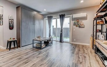 8027 Caminito de Pizza, Unit F in San Diego, CA - Foto de edificio - Building Photo