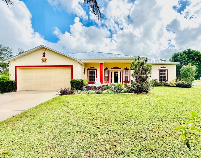 property at 332 SW Glenwood Dr