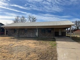 303 Alice Ln in Lavaca, AR - Building Photo