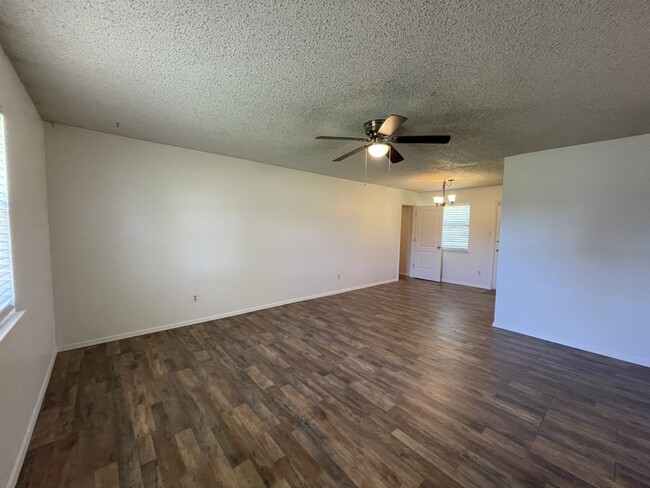 4928 Woodcrest Dr in Athens, TX - Foto de edificio - Building Photo