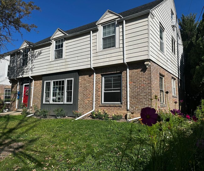 3950 N Downer Ave in Shorewood, WI - Foto de edificio - Building Photo