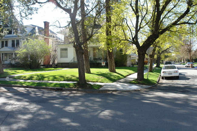 2327 W Pacific Ave in Spokane, WA - Foto de edificio - Building Photo