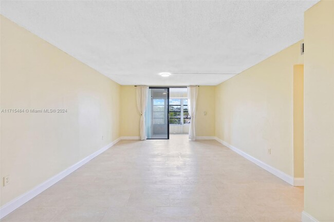 2860 Somerset Dr in Lauderdale Lakes, FL - Building Photo - Building Photo