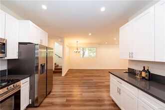 22849 Macfarlane Dr in Woodland Hills, CA - Foto de edificio - Building Photo