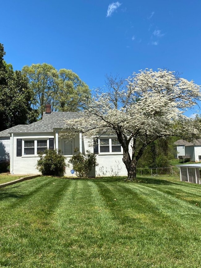 1219 Brookwood Dr in Winston-Salem, NC - Building Photo - Building Photo