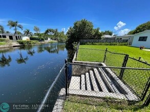 2311 NE 193rd St in Miami, FL - Foto de edificio - Building Photo