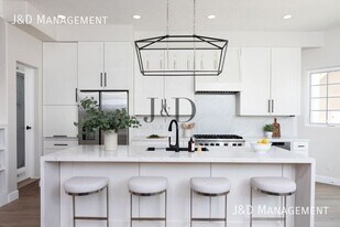 105 S Ditmar St in Oceanside, CA - Building Photo