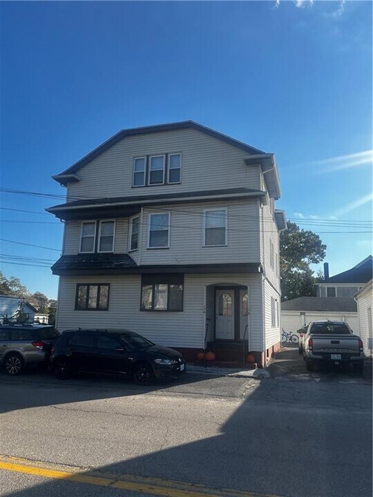176 Bay Spring Ave in Barrington, RI - Building Photo