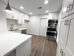 322 Azalea St in Lake Jackson, TX - Building Photo - Building Photo