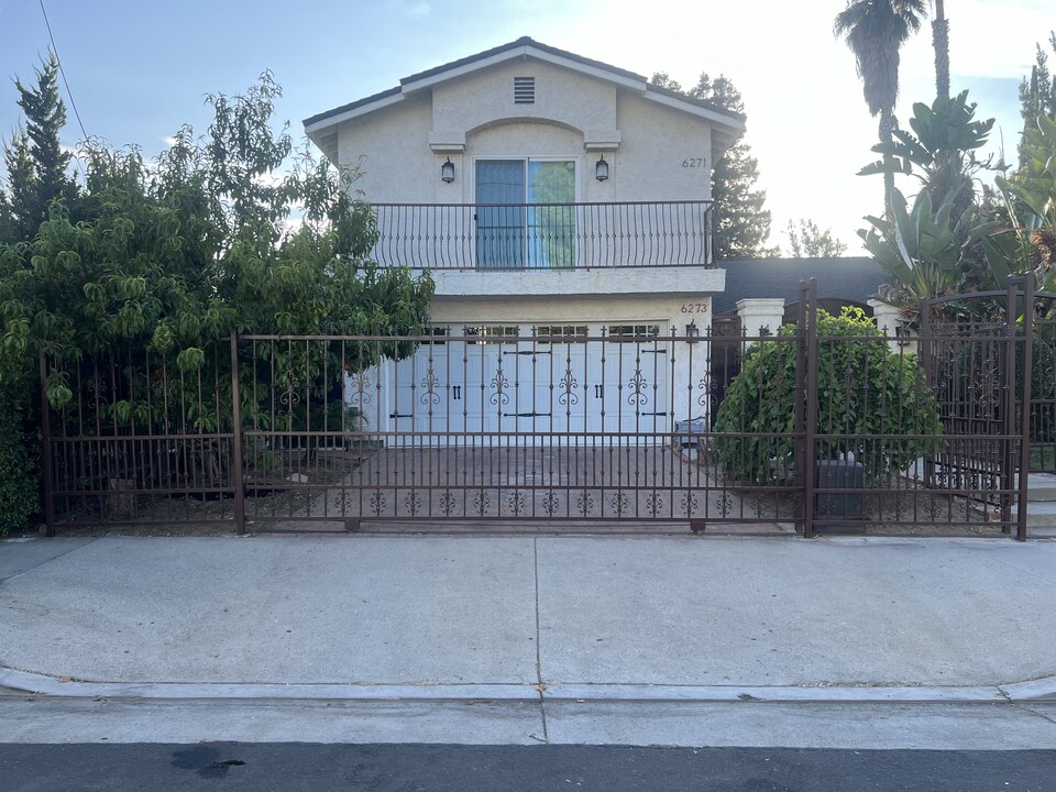 6273 Yolanda Ave in Tarzana, CA - Foto de edificio