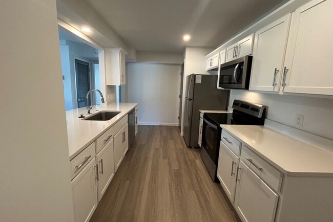 Peakland Apartments in Lynchburg, VA - Building Photo - Building Photo