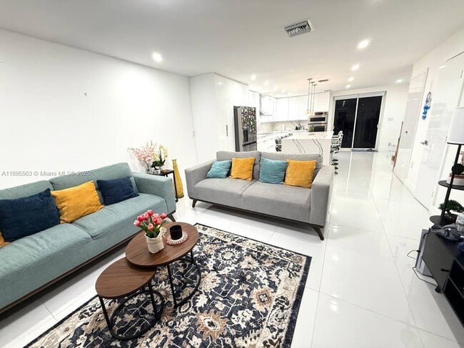 10730 NW 7th St in Miami, FL - Building Photo - Building Photo