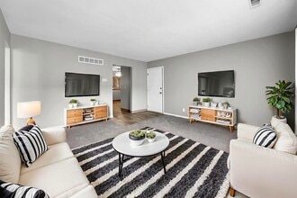 West Glen Apartments in West Des Moines, IA - Building Photo - Building Photo