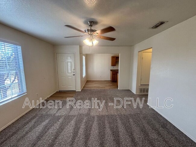 300 S Magnolia St in Crowley, TX - Building Photo - Building Photo