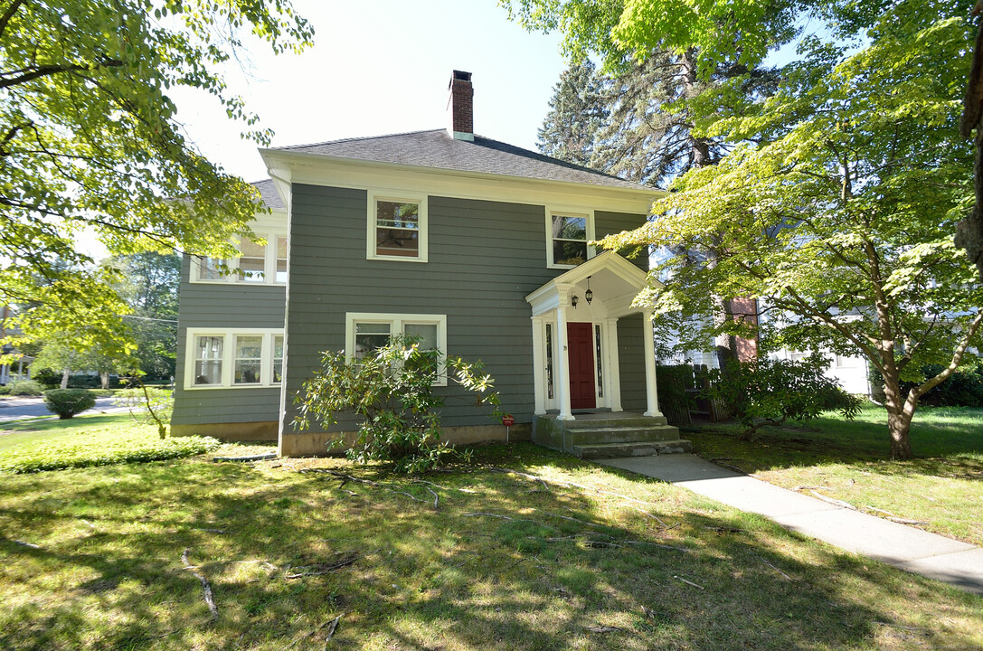 1093 Farmington Ave in West Hartford, CT - Building Photo